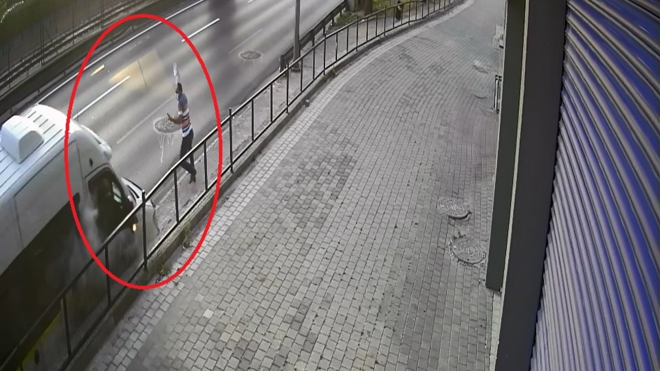 Servis beklerken ölümden saniyelerle kurtuldu!