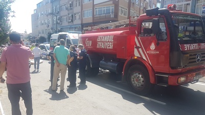 Ehliyetsiz kurye, itfaiye aracının altında kaldı