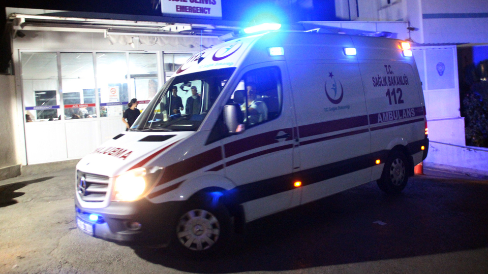 Minibüs ile otomobil çarpıştı: 1 ölü, 5 yaralı!