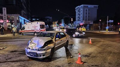 Ambulans ile otomobil çarpıştı: 6 yaralı