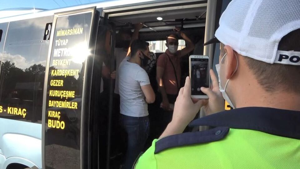 Minibüsten 36 yolcu çıktı! Polis bile şaşırdı