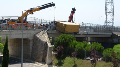 Devrilen TIR viyadükte asılı kaldı!