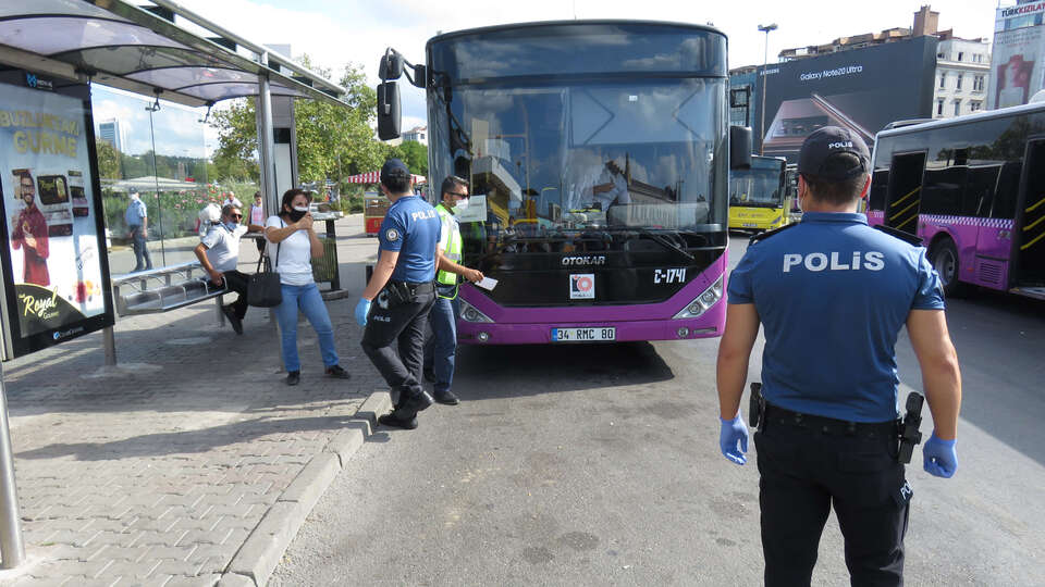 Maske takmayanlara isyan ettiler!