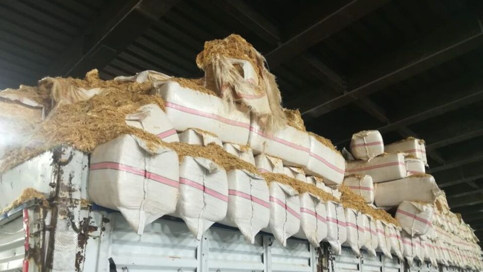 Saman yüklü TIR alt geçide sıkıştı