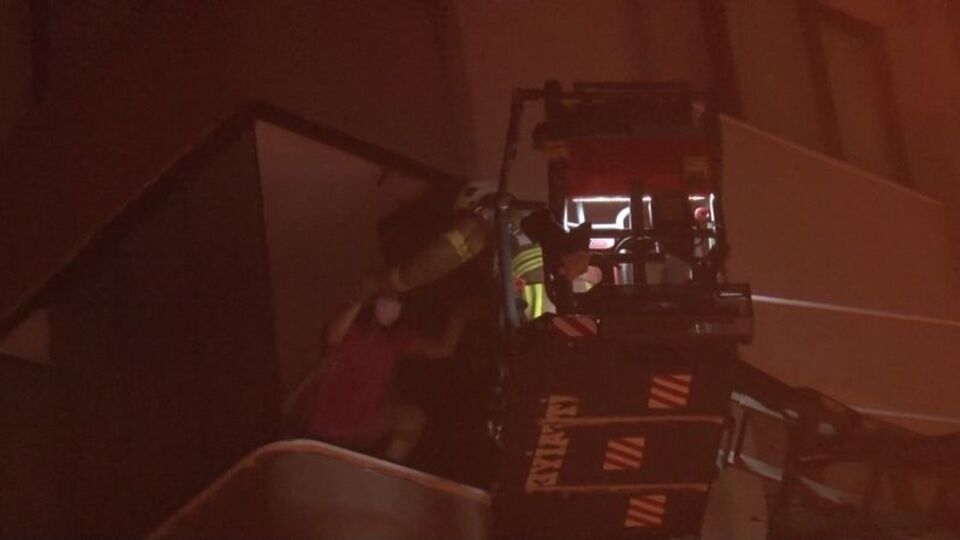 Ataşehir'de yangın paniği! 12 kişi dumandan etkilendi