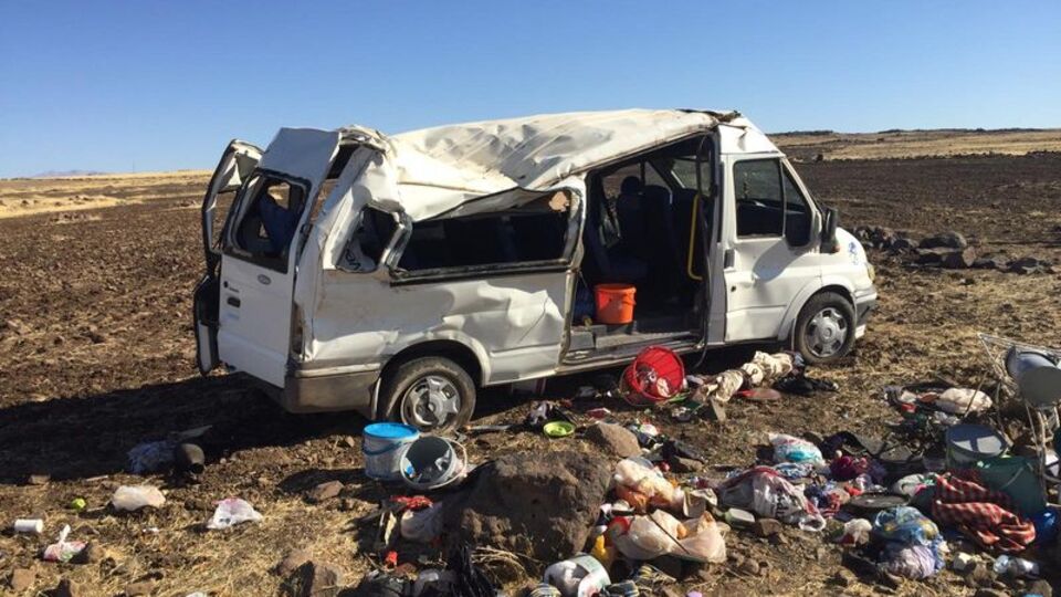 Tarım işçilerini taşıyan minibüs devrildi: 1 ölü, 25 yaralı
