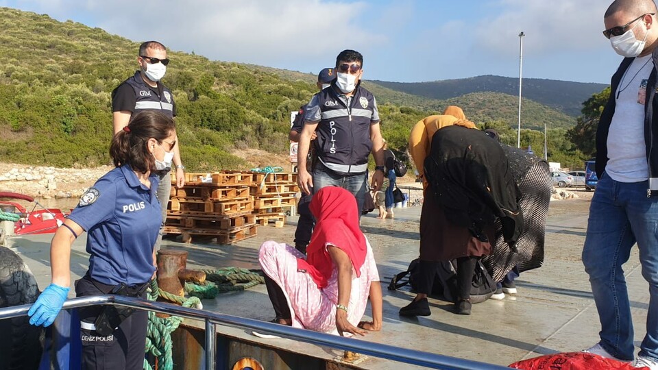 İzmir'de 41 düzensiz göçmen yakalandı