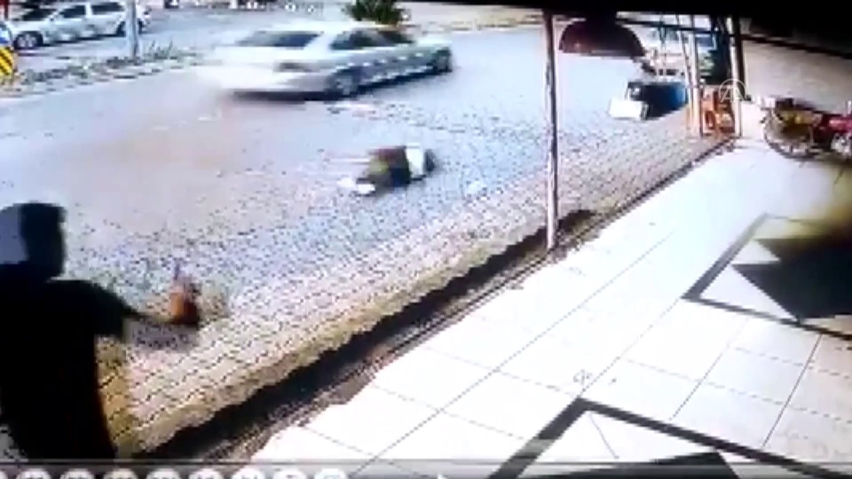 Polisten kaçan şüpheli çocuğa çarptı!