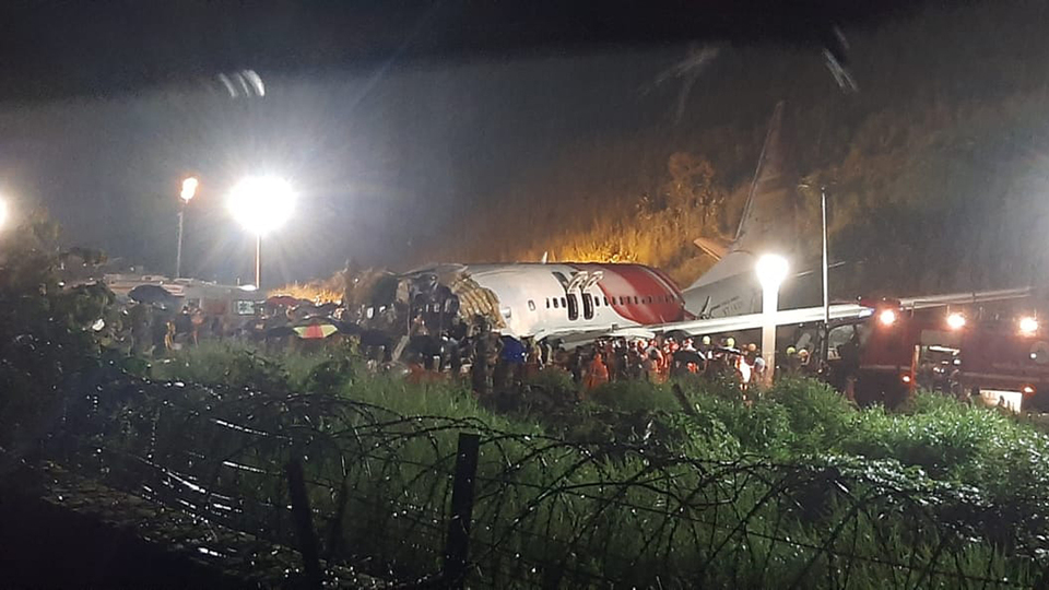 Hindistan havayolları uçağı iniş sırasında ikiye bölündü!