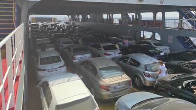 Bozcaada'da adım atacak yer kalmadı, tatilciler akın ediyor