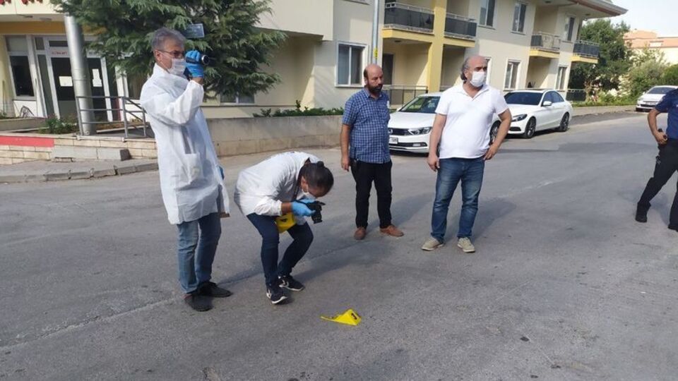 Araması olan saldırgan polisin ayağını kırdı!