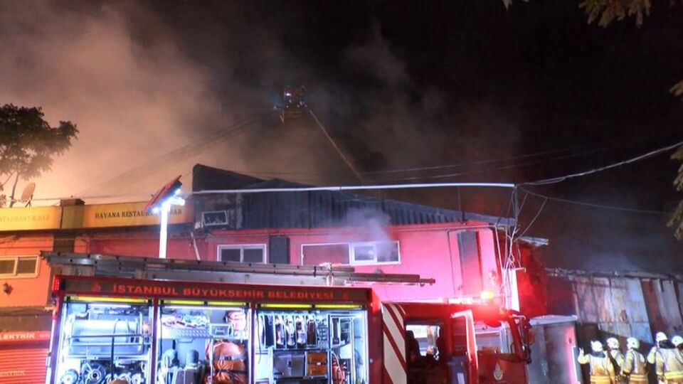 Kartal'da geri dönüşüm deposunda yangın!