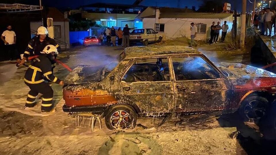 Park halindeki otomobil alev alev yandı