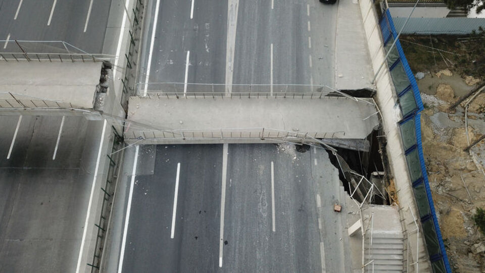 Eyüpsultan'da üst geçit çöktü