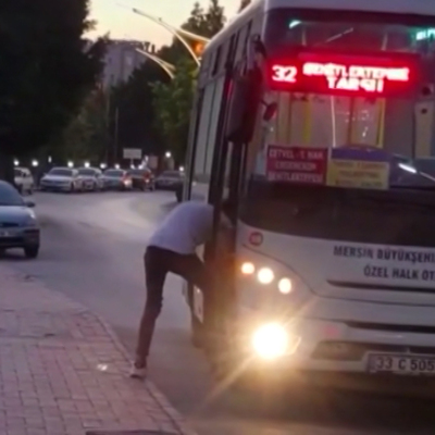Bağcıklarını bağlamak için otobüs durdurdu!