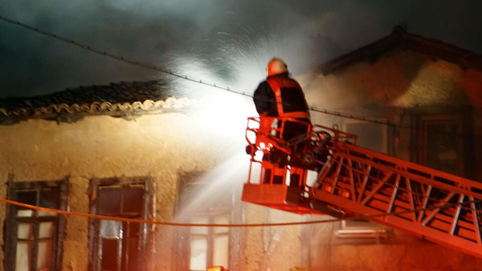 Kütahya'da çıkan yangında 2 ahşap ev kül oldu