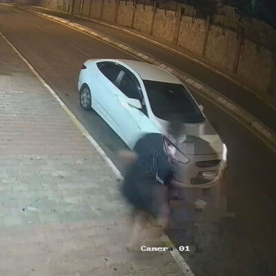 Otomobilinden indi! Sonrası şoke etti!