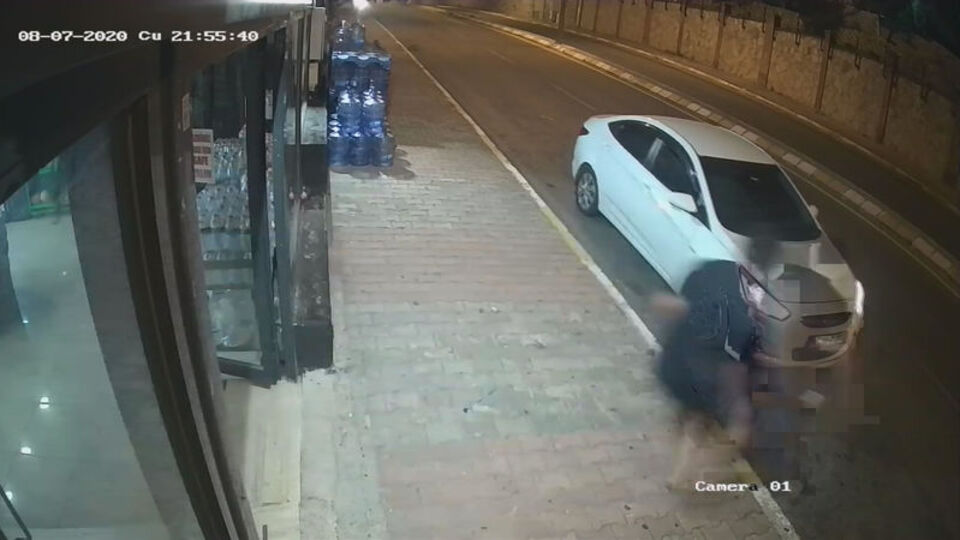 Otomobilinden indi! Sonrası şoke etti!