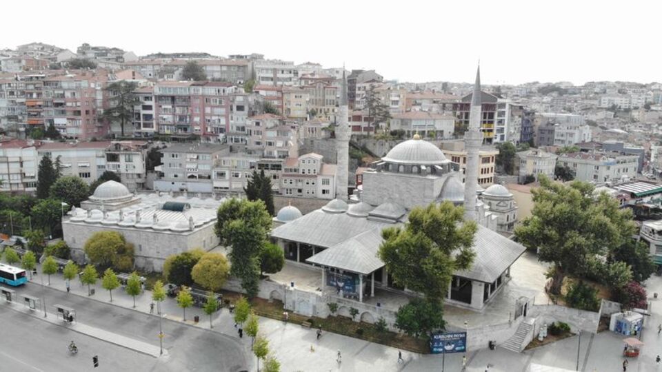 5 asırlık camide tepki çeken görüntü!