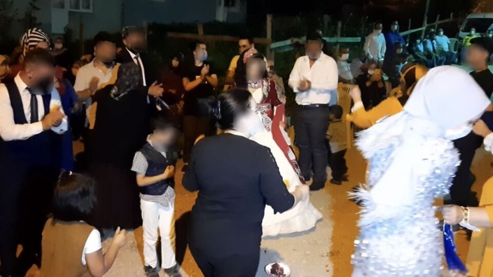 'Covid'li kaynana düğünde herkesi yaktı!