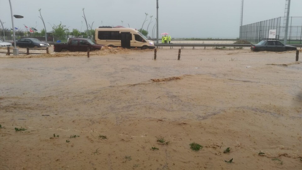 Rize'de şiddetli yağış esareti!