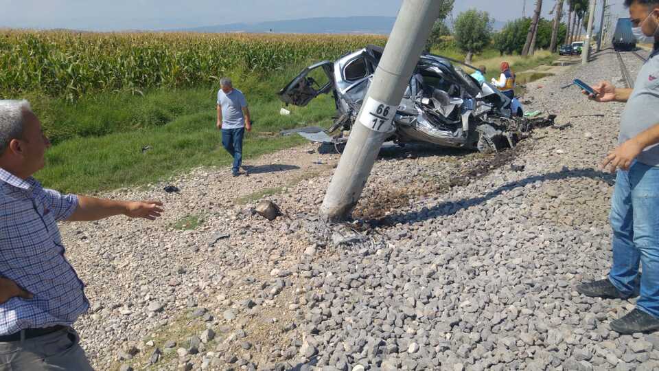 Yük treni hafif ticari araca çarptı: 1 ölü!