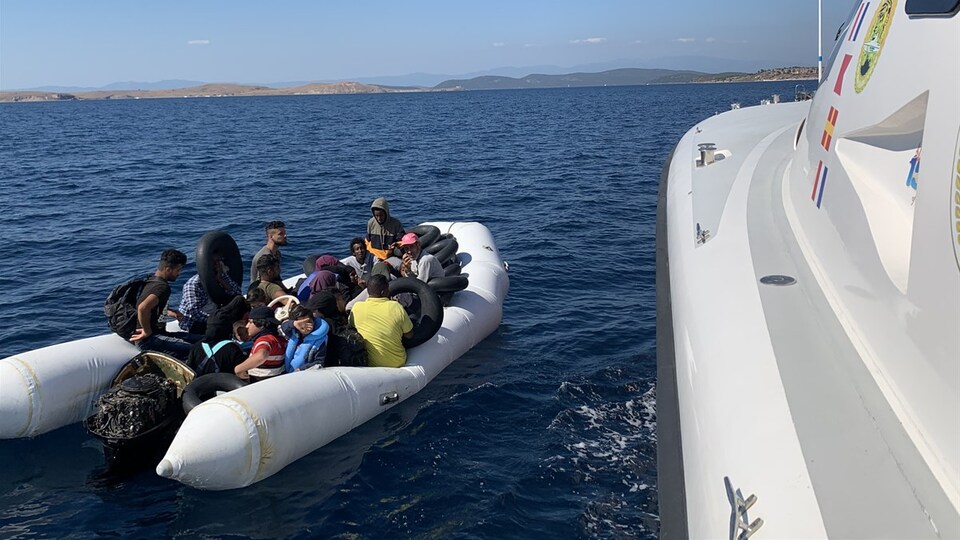 Türk kara sularına itilen 31 sığınmacı kurtarıldı