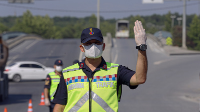Karantinadaki aile tatile giderken yakalandı!
