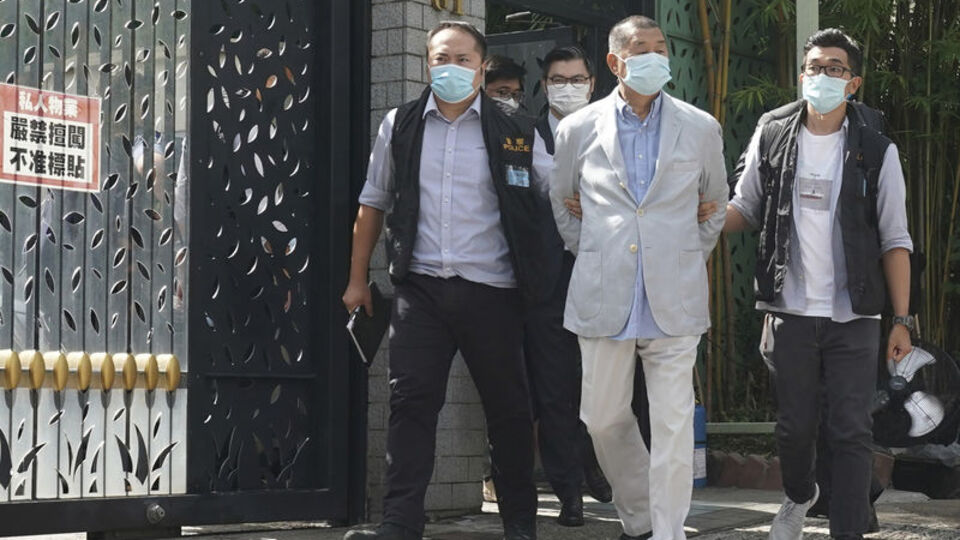 Hong Kong'da muhalif medya patronu gözaltına alındı!