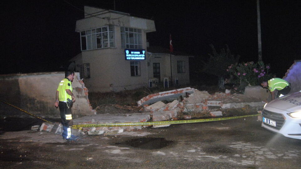 Yağış ve rüzgar beton duvarları yıktı