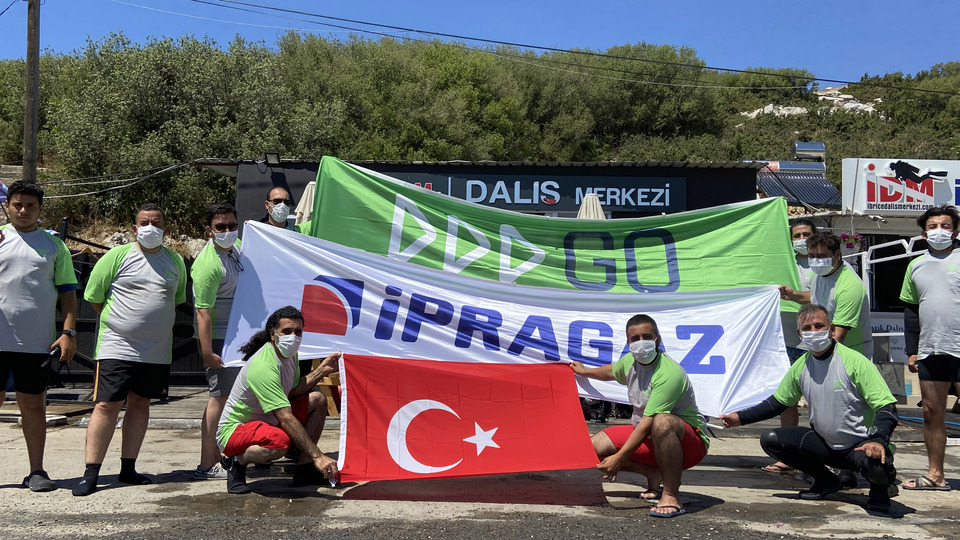 Denizden 50 kilo çöp çıkarttılar