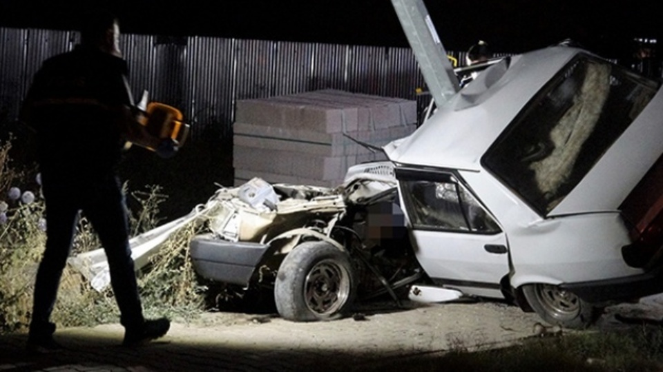 Otomobil ikiye bölündü, sürücü öldü