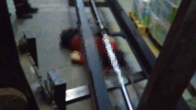 Devrilen forkliftin altında kaldı!