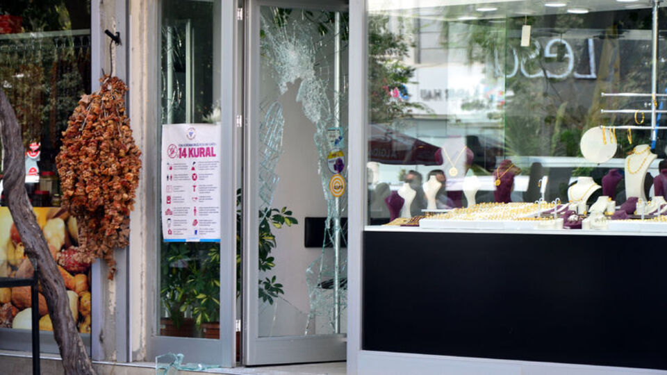 Kuyumcuyu vurup, altınlarla kaçtılar