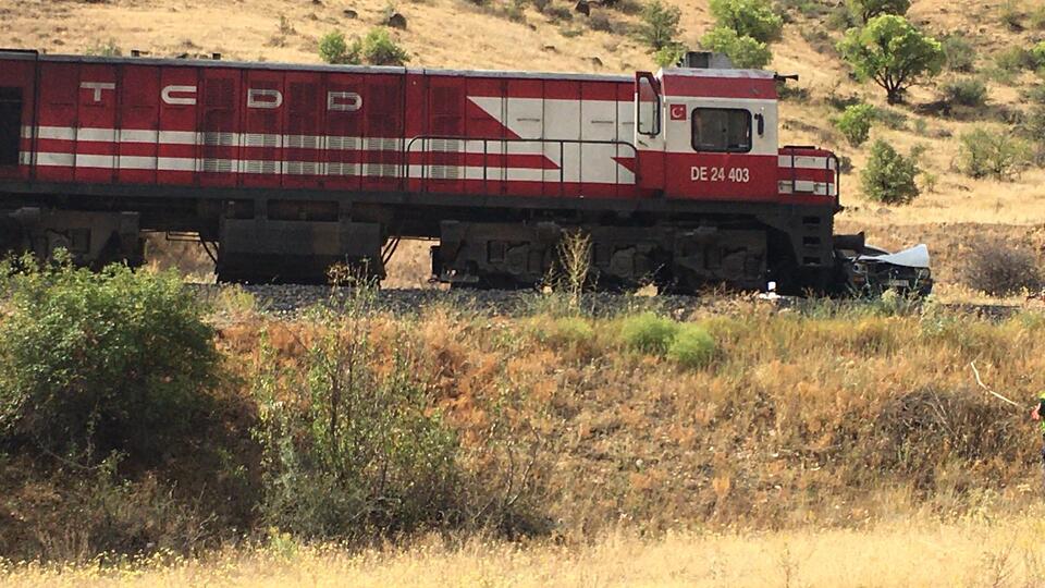 Hemzemin geçitte feci kaza: 2 ölü!