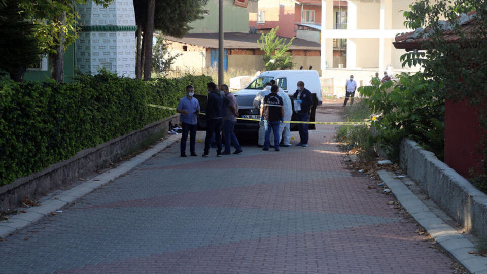 Araçta tartıştığı arkadaşını öldürdü