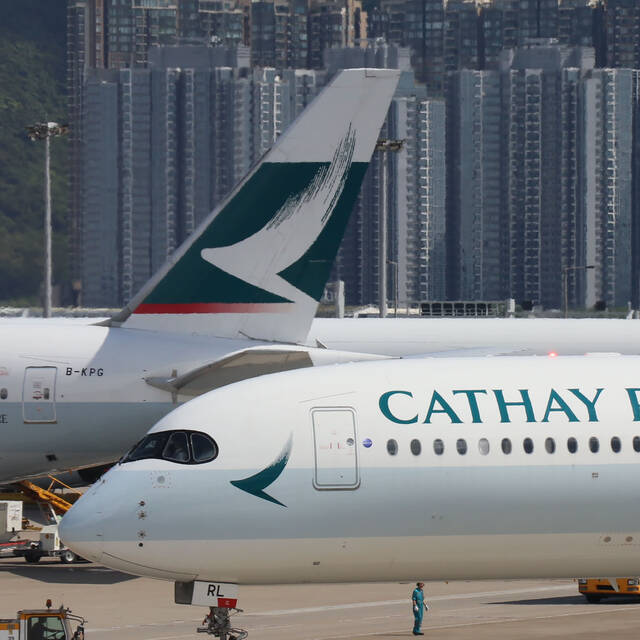 Cathay Pacific'in zararı 1 milyarı aştı