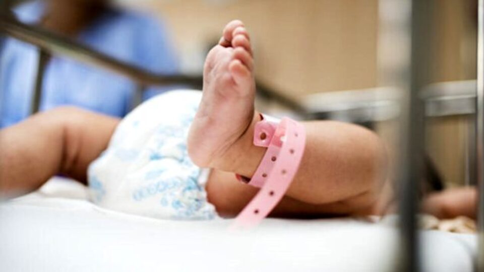 Çin'li aile: Erkek doğmadı çöpe attık