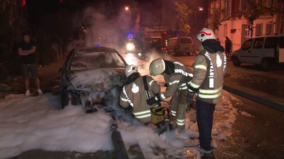 İstanbul'da kaza yapan otomobil alev aldı
