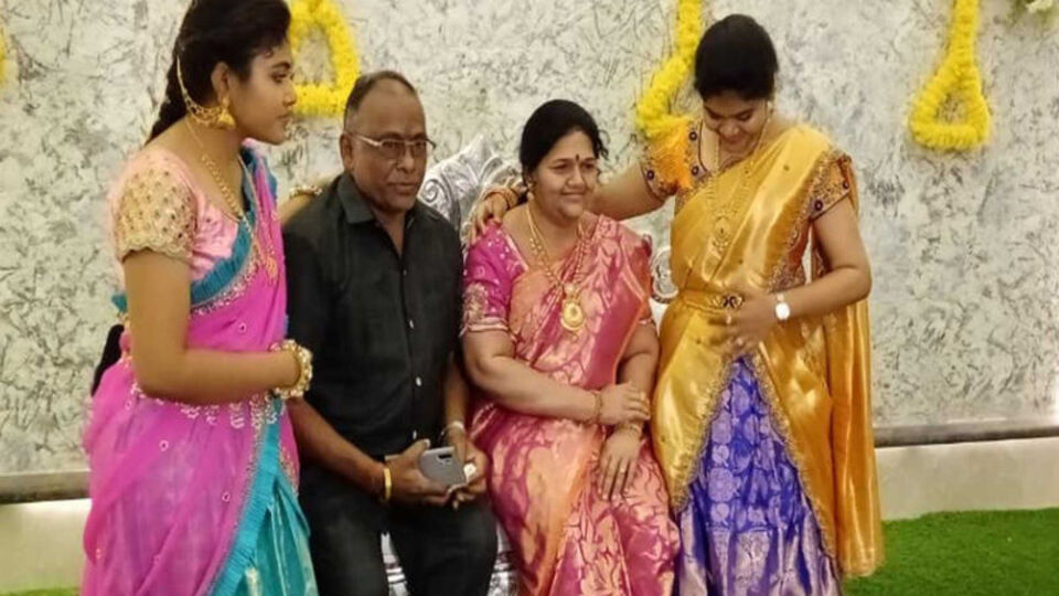 Ölen karısını böyle yaşatıyor