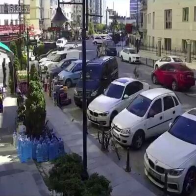 Köpekten kaçarken araba böyle çarptı