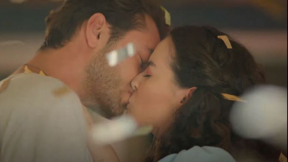 Ateş'ten Ayşen'e aşk öpücüğü!