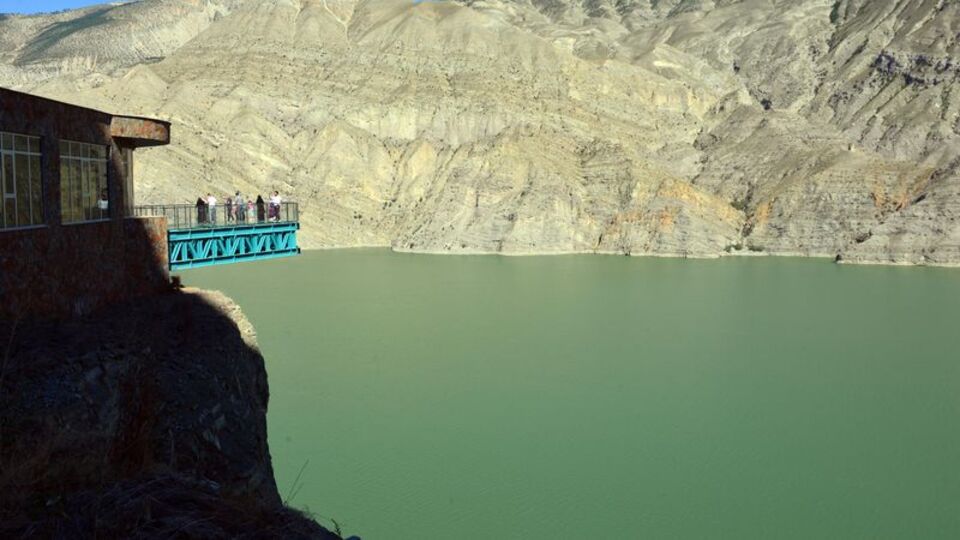 143 metre yükseklikten göl manzarası!