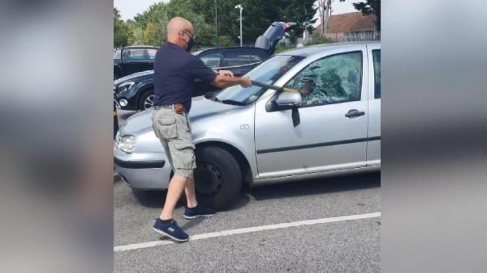 Araçta bırakılan köpek böyle kurtarıldı
