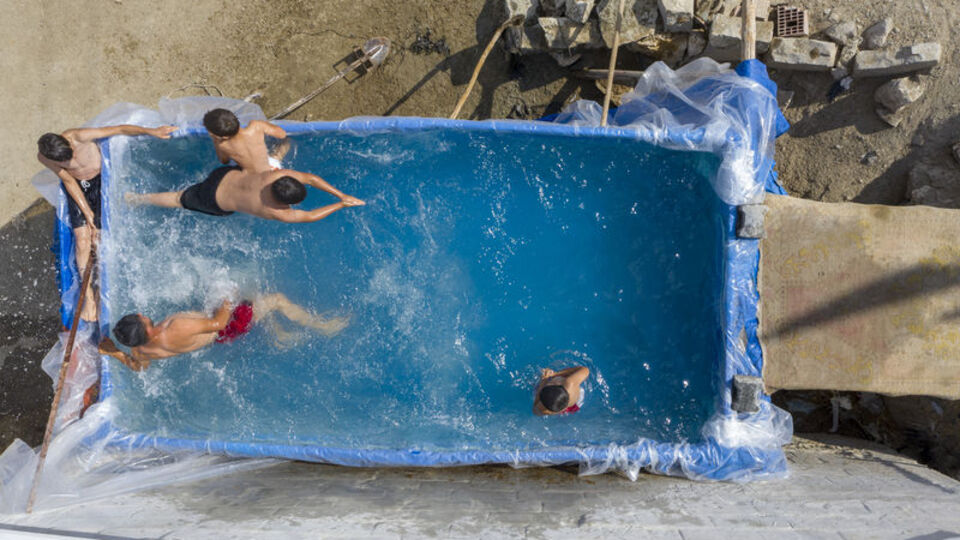 Çocuklarını tatile götüremedi, çözümü böyle buldu...