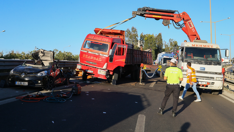 İzmir'de feci kaza: 1 ölü, 3 yaralı!