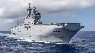 Fransız helikopter gemisi Beyrut'ta