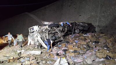 Dinamit yüklü kamyon devrildi: 2 ölü