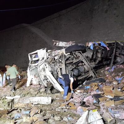 Dinamit yüklü kamyon devrildi: 2 ölü