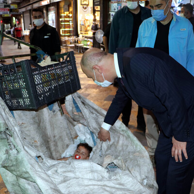 Atık toplayan 2 çocuklu Suriyeli kadına, Vali sahip çıktı